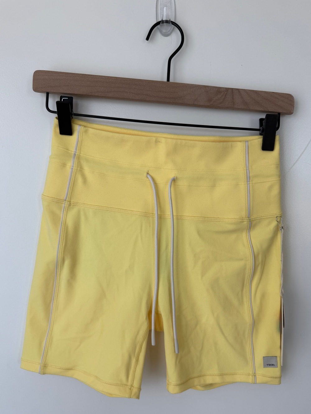 BNWT Vuori - Daily Piped Short 5” (Sunlight)